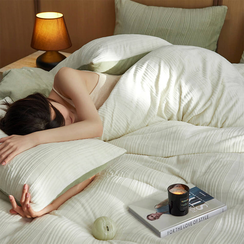 Minimalist Wavy Line Warm Milk Velvet Bed Sheet Set